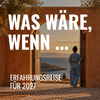Frau in Jeans-Overall steht in einem offenen Torbogen und blickt aufs Meer bei Sonnenuntergang. Text: Was wäre, wenn … Erfahr