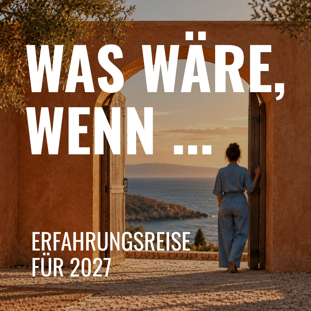 Frau in Jeans-Overall steht in einem offenen Torbogen und blickt aufs Meer bei Sonnenuntergang. Text: Was wäre, wenn … Erfahr
