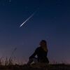 Meditation zum Wünsche äußern: Eine Frau sieht am Himmel eine Sternschnuppe
