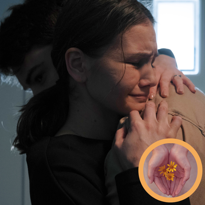 Frau und Mann umarmen sich weinend