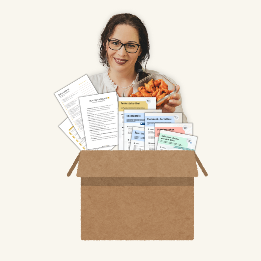 Miss Kitchenpenny mit einem Glas Mealprep-Pasta vor einer Box mit digitalen Mealprep-Paketen, Rezepten, Einkaufs-/Checklisten