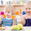 Kinder essen lachen