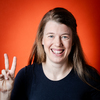 Marie zeigt peace