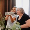 Check-In Seifenküche: Jessica Maas begutachtet mit einer Kundin einen Seifenblock