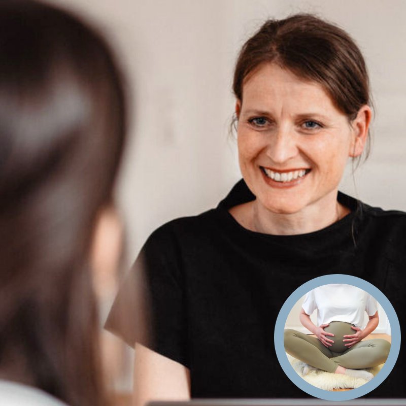 Frau lächelt im Gespräch