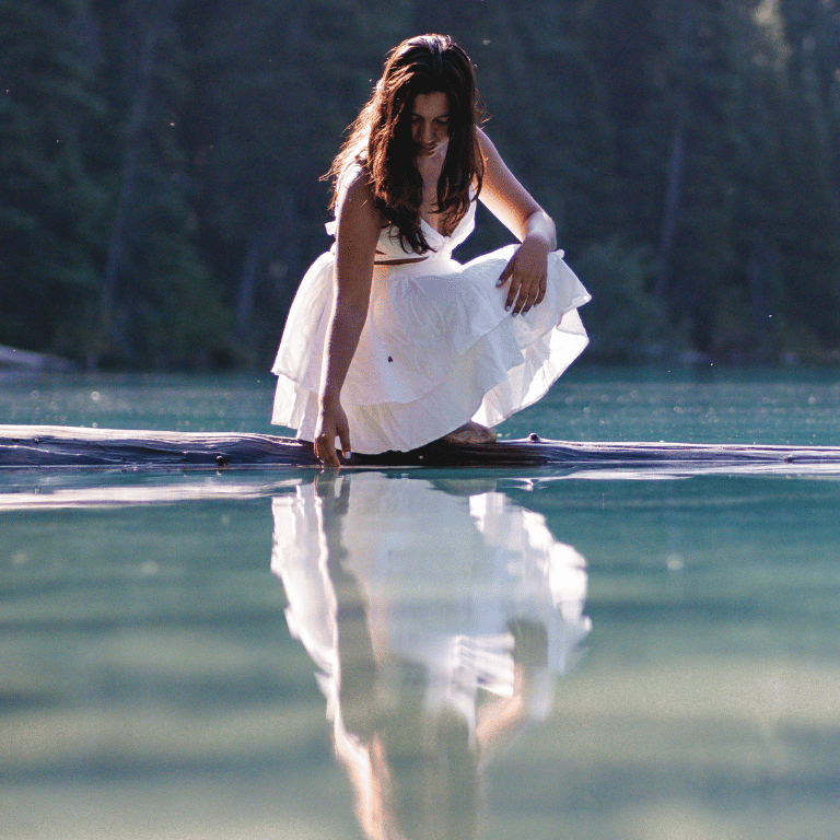 Frau spiegelt sich im Wasser - Titelbild für soul.journey - das Ein-Tages-Retreat mit Amethesia