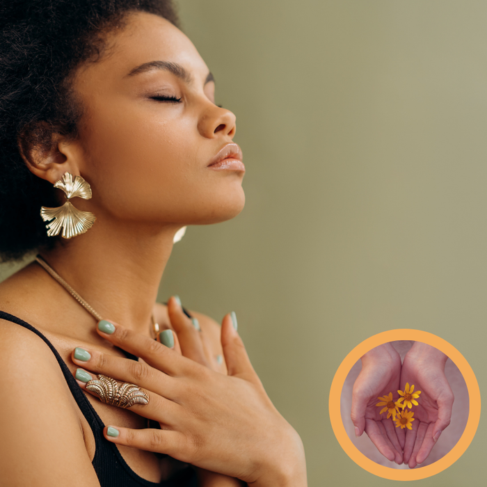 Frau legt ihre Hände überkreuzt auf die Brust