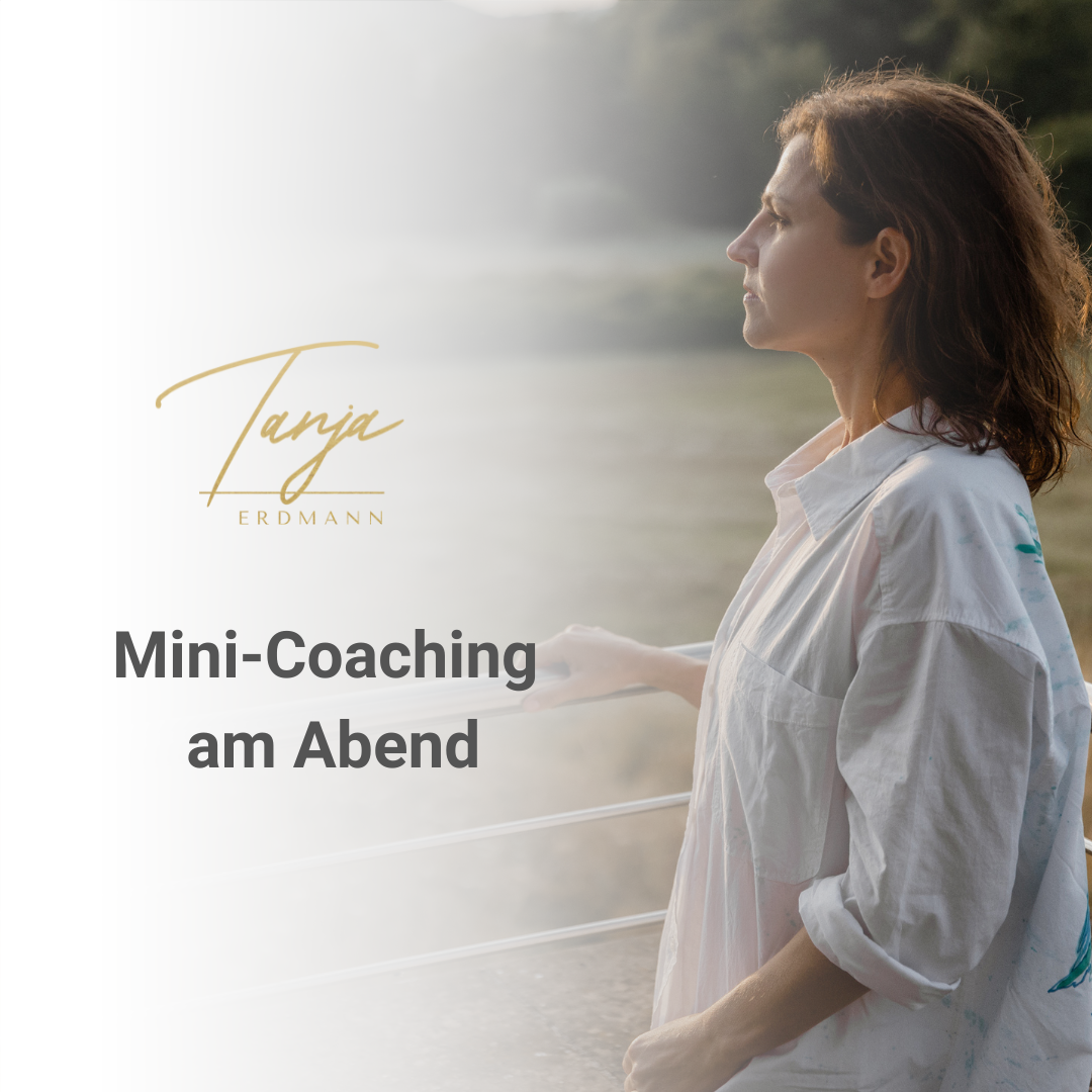 Mini-Coaching am Abend. Auf dem Bild: Frau schaut in die Ferne.