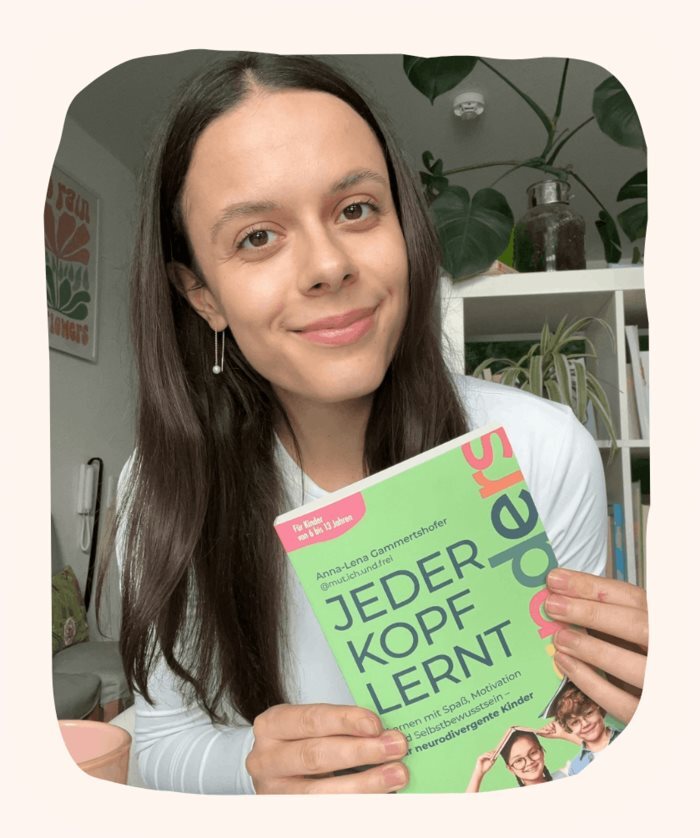 Anna-Lena Gammertshofer mit ihrem Buch "Jeder Kopf lernt anders"