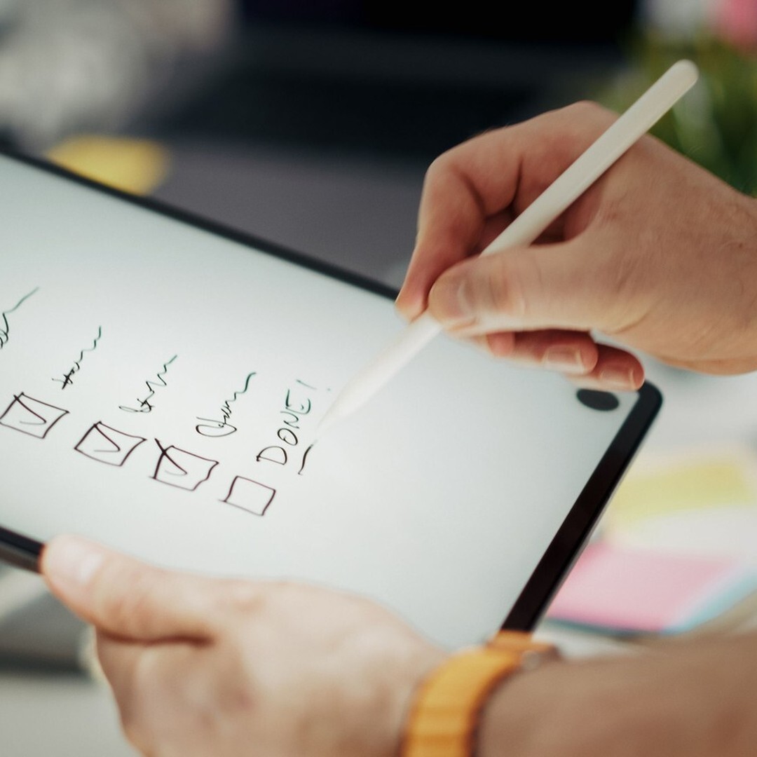 Seminarleiterin erklärt Inspektionsvorbereitung am Whiteboard