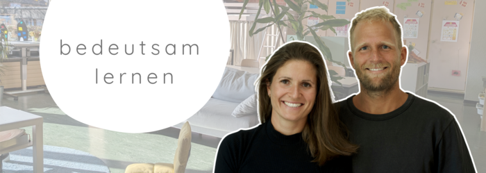 Kim und Daniel stehen in ihrem Klassenzimmer.