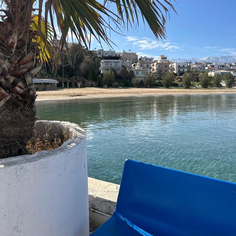 „Inspirierender Ausblick auf das kretische Meer für den ArtMastery Pro VIP Kurs – Exklusivität und Fokus.“