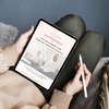 Frau nutzt auf dem iPad den Leitfaden "Erstgespräch mit hochsensiblen und Scanner-Persönlichkeiten"
