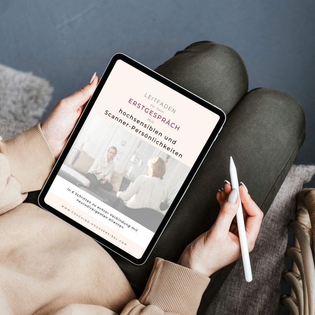 Frau nutzt auf dem iPad den Leitfaden "Erstgespräch mit hochsensiblen und Scanner-Persönlichkeiten"