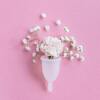 Rose in Menstruationstasse